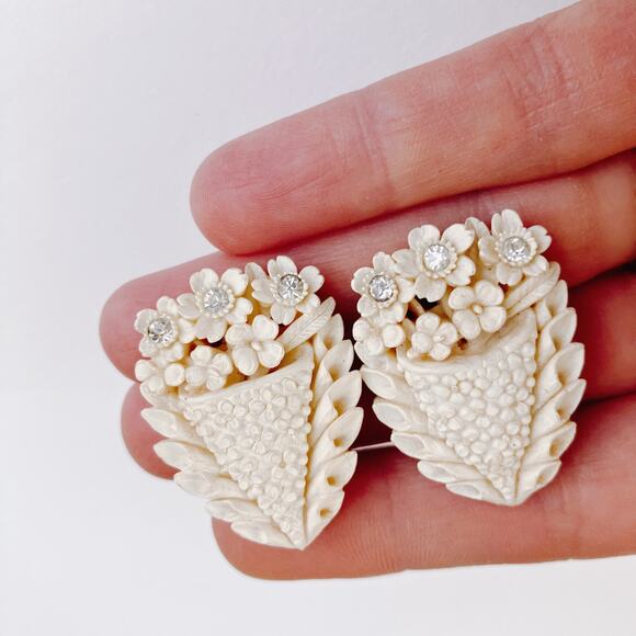 Vintage 1950s Rhinestone Flower Basket Clip Earrings Mid Century Celluloid Resin - Picture 2 of 9